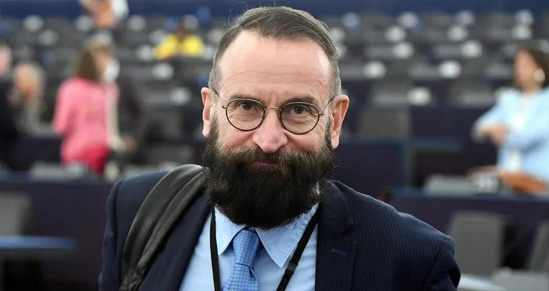 Szájer az ereszen